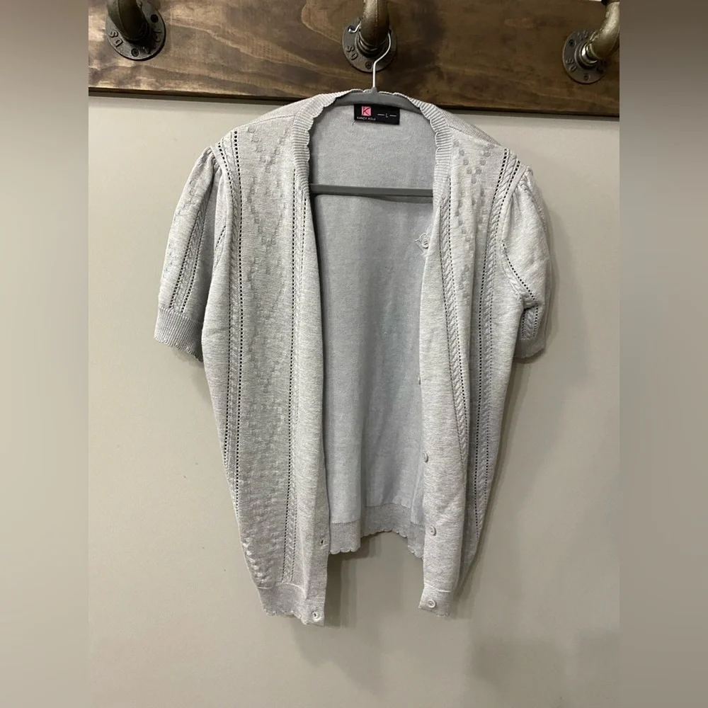 Kancy Kole women’s short sleeve sweater in light grey. Women’s size L - Picture 15 of 16